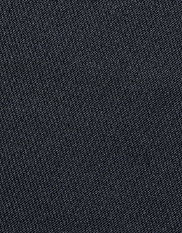 Der Blouson von bugatti vereint sportlich-eleganten Stil mit praktischer Funktionalität. Der Collegekragen aus Strick und die wasserabweisende Ausrüstung sorgen dafür, dass Du bei jedem Wetter bestens ausgestattet bist. Mit sicheren Reißverschlusstaschen und rundum Strickbündchen bietet dieser ´Regular Fit` Blouson den perfekten, modernen Look.