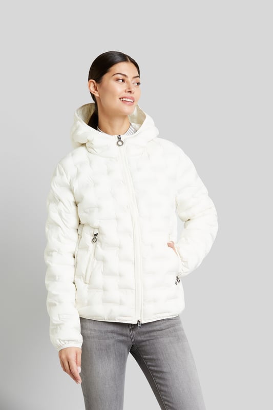 Der neuartige Blouson aus Polyester ist mit einer praktischen Kapuze und verschließbaren Seitentaschen versehen. Die funktionale Verarbeitung bietet optimalen Tragekomfort. Die Jacke ist super leicht, bietet eine gute Wärmerückhaltung und ist damit ein unkomplizierter Reisebegleiter für den Übergang. Reflektierende Details sorgen für einen zusätzlichen Mehrwert mit Funktion und intensive Farbakzente werten das Innenleben auf.