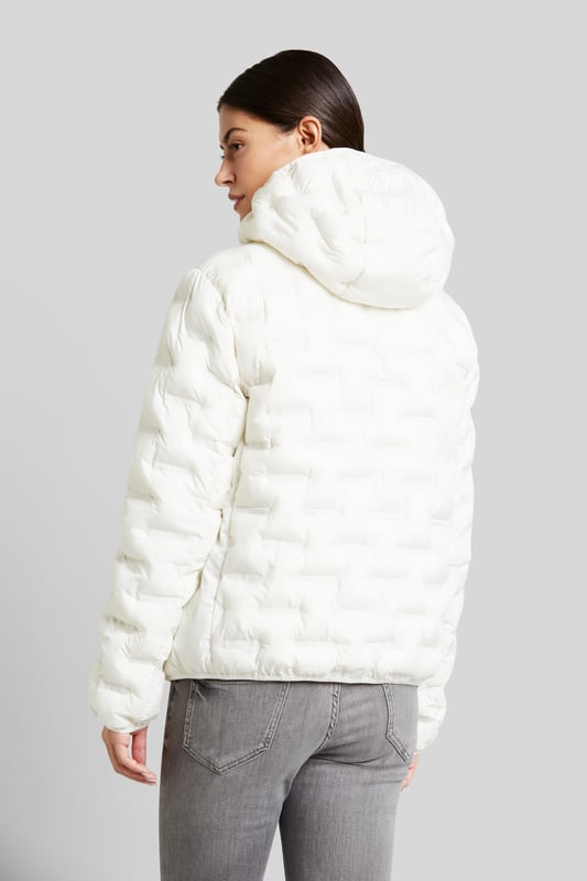 Der neuartige Blouson aus Polyester ist mit einer praktischen Kapuze und verschließbaren Seitentaschen versehen. Die funktionale Verarbeitung bietet optimalen Tragekomfort. Die Jacke ist super leicht, bietet eine gute Wärmerückhaltung und ist damit ein unkomplizierter Reisebegleiter für den Übergang. Reflektierende Details sorgen für einen zusätzlichen Mehrwert mit Funktion und intensive Farbakzente werten das Innenleben auf.