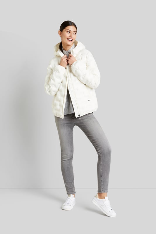 Der neuartige Blouson aus Polyester ist mit einer praktischen Kapuze und verschließbaren Seitentaschen versehen. Die funktionale Verarbeitung bietet optimalen Tragekomfort. Die Jacke ist super leicht, bietet eine gute Wärmerückhaltung und ist damit ein unkomplizierter Reisebegleiter für den Übergang. Reflektierende Details sorgen für einen zusätzlichen Mehrwert mit Funktion und intensive Farbakzente werten das Innenleben auf.