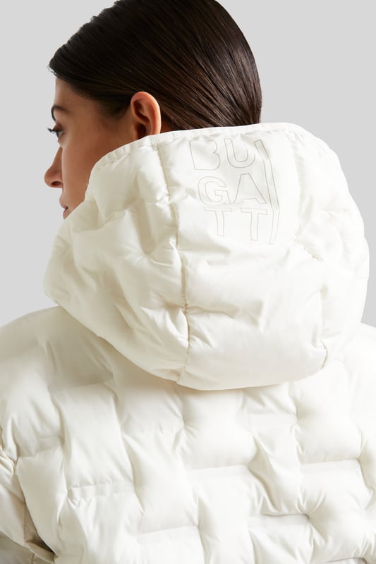 Der neuartige Blouson aus Polyester ist mit einer praktischen Kapuze und verschließbaren Seitentaschen versehen. Die funktionale Verarbeitung bietet optimalen Tragekomfort. Die Jacke ist super leicht, bietet eine gute Wärmerückhaltung und ist damit ein unkomplizierter Reisebegleiter für den Übergang. Reflektierende Details sorgen für einen zusätzlichen Mehrwert mit Funktion und intensive Farbakzente werten das Innenleben auf.