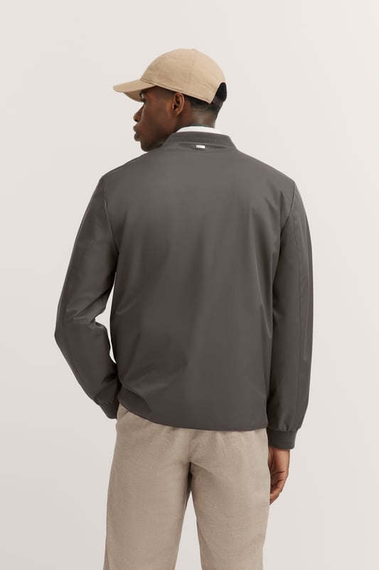 Bugatti Herren Blouson mit Collegekragen Der Blouson von bugatti vereint sportlich-eleganten Stil mit praktischer Funktionalität. Der Collegekragen aus Strick und die wasserabweisende Ausrüstung sorgen dafür, dass Du bei jedem Wetter bestens ausgestattet bist. Mit sicheren Reißverschlusstaschen und rundum Strickbündchen bietet dieser ´Regular Fit` Blouson den perfekten, modernen Look.