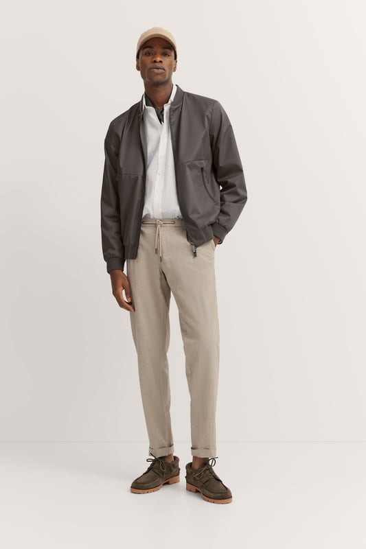 Bugatti Herren Blouson mit Collegekragen Der Blouson von bugatti vereint sportlich-eleganten Stil mit praktischer Funktionalität. Der Collegekragen aus Strick und die wasserabweisende Ausrüstung sorgen dafür, dass Du bei jedem Wetter bestens ausgestattet bist. Mit sicheren Reißverschlusstaschen und rundum Strickbündchen bietet dieser ´Regular Fit` Blouson den perfekten, modernen Look.