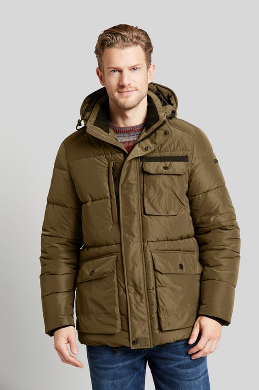 Die kernige Steppjacke ist ein Must-have für den Winterspaziergang. Der moderne Stehkragen und die abtrennbare Kapuze sind unabdingbare Vorteile, die diese Jacke liefert. Zwei aufgesetzte Pattentaschen, zwei Brusttaschen sowie eine verdeckte Reißverschlusstasche und Innentaschen bieten genügend Stauraum. Die Jacke ist komplett gefüttert und mit einer Metallic-Optik versehen.