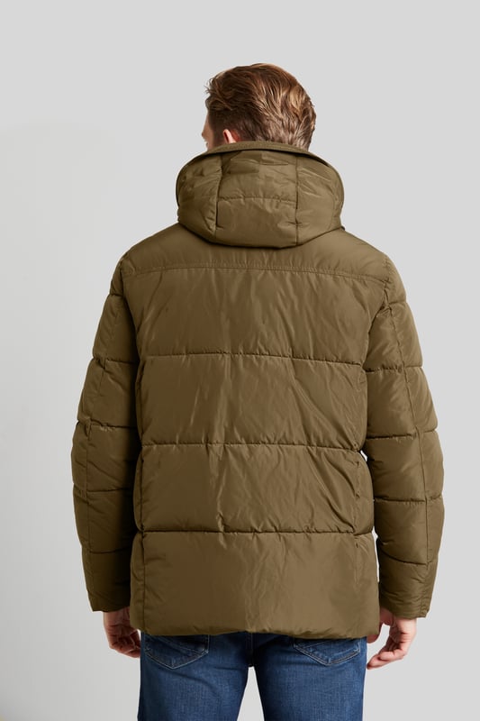 Die kernige Steppjacke ist ein Must-have für den Winterspaziergang. Der moderne Stehkragen und die abtrennbare Kapuze sind unabdingbare Vorteile, die diese Jacke liefert. Zwei aufgesetzte Pattentaschen, zwei Brusttaschen sowie eine verdeckte Reißverschlusstasche und Innentaschen bieten genügend Stauraum. Die Jacke ist komplett gefüttert und mit einer Metallic-Optik versehen.