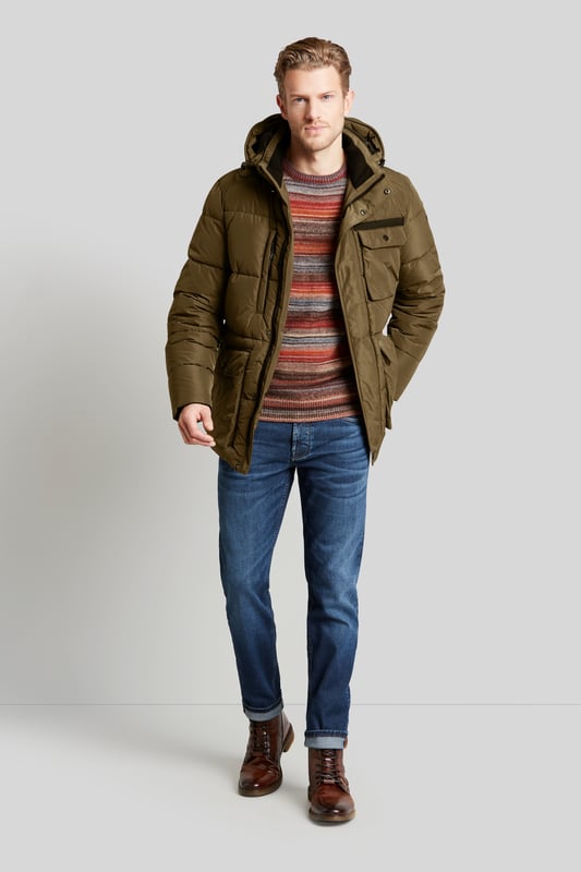 Die kernige Steppjacke ist ein Must-have für den Winterspaziergang. Der moderne Stehkragen und die abtrennbare Kapuze sind unabdingbare Vorteile, die diese Jacke liefert. Zwei aufgesetzte Pattentaschen, zwei Brusttaschen sowie eine verdeckte Reißverschlusstasche und Innentaschen bieten genügend Stauraum. Die Jacke ist komplett gefüttert und mit einer Metallic-Optik versehen.