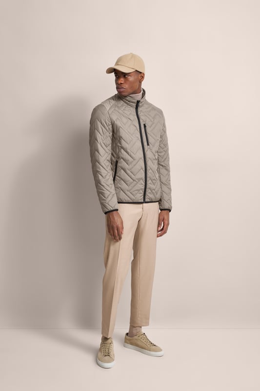 Ervaar het comfort en de stijl van de bugatti blouson in een moderne gewatteerde look. Deze lichtgewicht nylon blouson is ideaal voor op reis en biedt optimaal comfort en warmte met zijn opstaande kraag, gebreide manchetten aan de mouwen en romp en gevoerde voorkant - zonder gebruik van echt dons. Er is ook een praktische zak met rits op de borst!