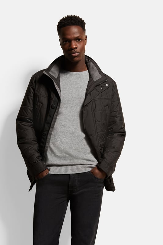 Die moderne und besonders leichte Steppjacke aus Nylonware mit Stehkragen ist mit zwei aufgesetzten Seitentaschen und schrägen Brusttaschen versehen. Der Rautenstepp auf der Vorderseite und die Flanell-Akzente runden den Style ab. Innen ist die Jacke komplett gefüttert und bietet mit einer Reißverschlusstasche und einer Netztasche Platz zum Verstauen. Der Artikel ist nicht nur besonders leicht, durch die ,warming technology' hält sie auch noch besonders warm und ist der ideale Begleiter auf Reisen.