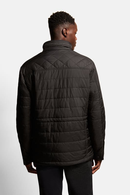 Die moderne und besonders leichte Steppjacke aus Nylonware mit Stehkragen ist mit zwei aufgesetzten Seitentaschen und schrägen Brusttaschen versehen. Der Rautenstepp auf der Vorderseite und die Flanell-Akzente runden den Style ab. Innen ist die Jacke komplett gefüttert und bietet mit einer Reißverschlusstasche und einer Netztasche Platz zum Verstauen. Der Artikel ist nicht nur besonders leicht, durch die ,warming technology' hält sie auch noch besonders warm und ist der ideale Begleiter auf Reisen.