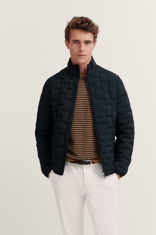 Der bugatti Blouson in leichter Steppoptik bietet Dir optimalen Tragekomfort und eine bequeme Passform dank ´Regular Fit`. Mit seinem eleganten Stehkragen und praktischen Reißverschlusstaschen ist er der ideale Begleiter für lässige Anlässe. Perfektioniere Deinen Look mit diesem vielseitigen Herrenblouson.
