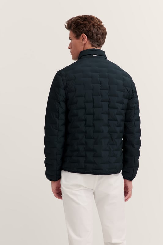 Der bugatti Blouson in leichter Steppoptik bietet Dir optimalen Tragekomfort und eine bequeme Passform dank ´Regular Fit`. Mit seinem eleganten Stehkragen und praktischen Reißverschlusstaschen ist er der ideale Begleiter für lässige Anlässe. Perfektioniere Deinen Look mit diesem vielseitigen Herrenblouson.