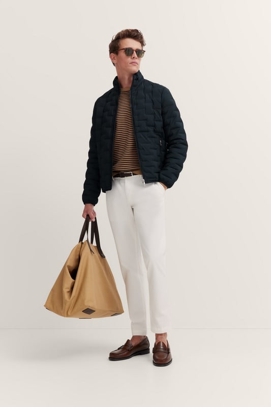 Der bugatti Blouson in leichter Steppoptik bietet Dir optimalen Tragekomfort und eine bequeme Passform dank ´Regular Fit`. Mit seinem eleganten Stehkragen und praktischen Reißverschlusstaschen ist er der ideale Begleiter für lässige Anlässe. Perfektioniere Deinen Look mit diesem vielseitigen Herrenblouson.