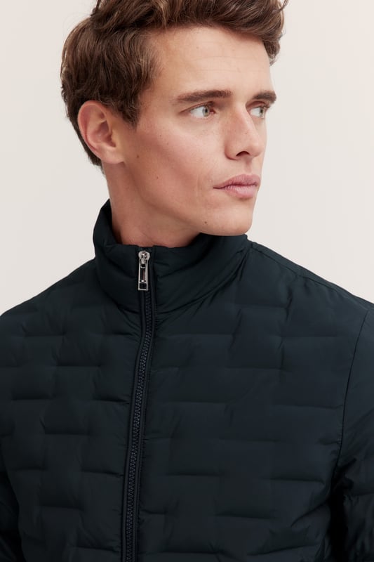 Der bugatti Blouson in leichter Steppoptik bietet Dir optimalen Tragekomfort und eine bequeme Passform dank ´Regular Fit`. Mit seinem eleganten Stehkragen und praktischen Reißverschlusstaschen ist er der ideale Begleiter für lässige Anlässe. Perfektioniere Deinen Look mit diesem vielseitigen Herrenblouson.