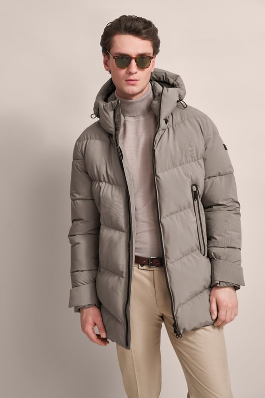 Blijf droog en stijlvol met de moderne gewatteerde parka van bugatti. Deze water- en winddichte parka heeft een capuchon en lange ritszakken. Highlights zijn de kleurrijke accenten aan de binnenkant.