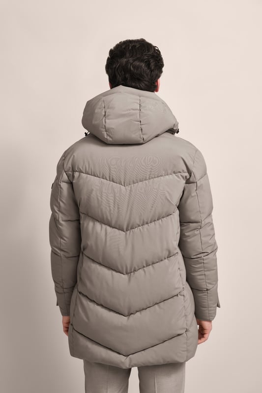 Blijf droog en stijlvol met de moderne gewatteerde parka van bugatti. Deze water- en winddichte parka heeft een capuchon en lange ritszakken. Highlights zijn de kleurrijke accenten aan de binnenkant.