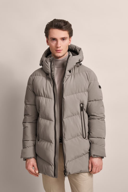 Blijf droog en stijlvol met de moderne gewatteerde parka van bugatti. Deze water- en winddichte parka heeft een capuchon en lange ritszakken. Highlights zijn de kleurrijke accenten aan de binnenkant.