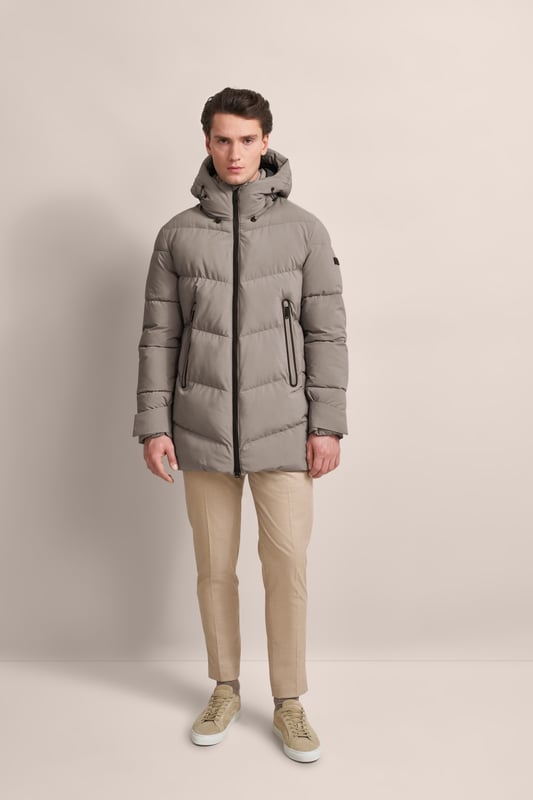Blijf droog en stijlvol met de moderne gewatteerde parka van bugatti. Deze water- en winddichte parka heeft een capuchon en lange ritszakken. Highlights zijn de kleurrijke accenten aan de binnenkant.