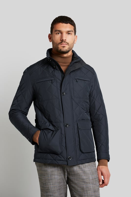 Die moderne Männerjacke im Rautenstepp und mit modernem Stehkragen überzeugt mit aufgesetzten Pattentasche und zwei Brusttaschen. Kunstlederkontraste am Kragen setzen Akzente. Die Jacke besitzt zudem eine funktionale wasserabweisende Funktion.