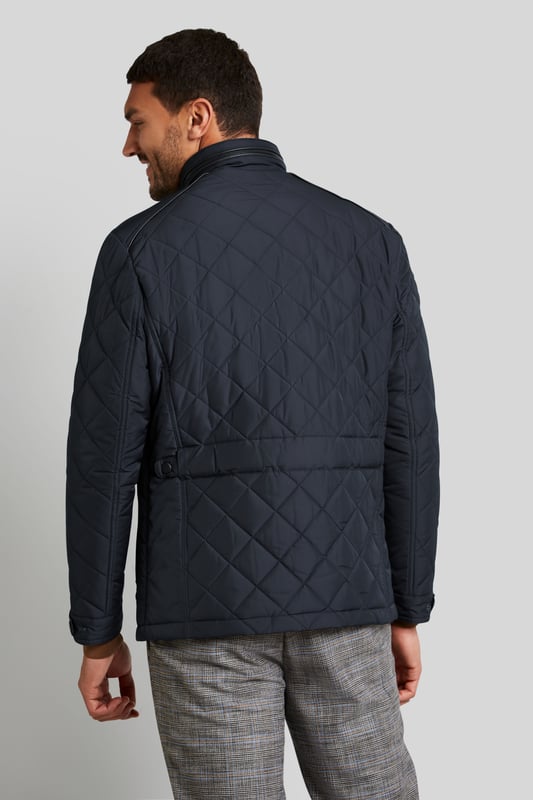Die moderne Männerjacke im Rautenstepp und mit modernem Stehkragen überzeugt mit aufgesetzten Pattentasche und zwei Brusttaschen. Kunstlederkontraste am Kragen setzen Akzente. Die Jacke besitzt zudem eine funktionale wasserabweisende Funktion.