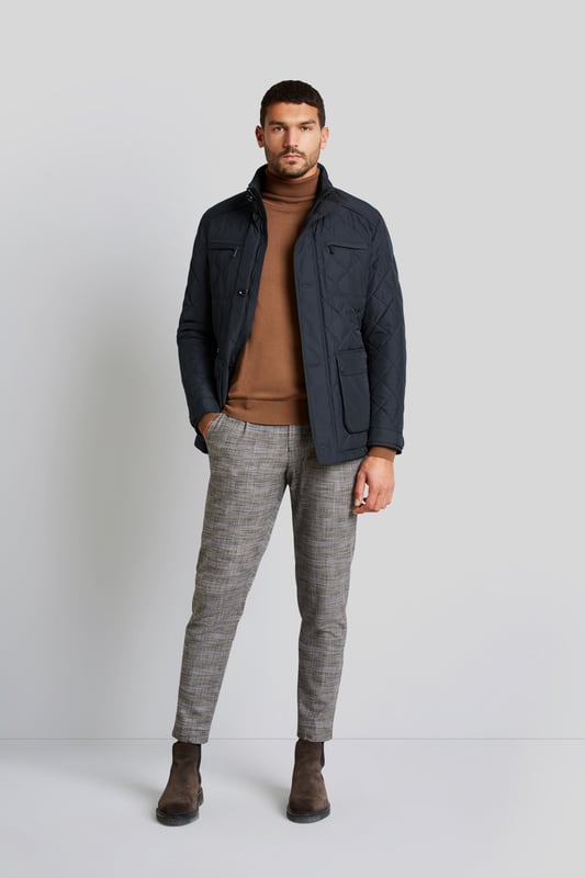 Die moderne Männerjacke im Rautenstepp und mit modernem Stehkragen überzeugt mit aufgesetzten Pattentasche und zwei Brusttaschen. Kunstlederkontraste am Kragen setzen Akzente. Die Jacke besitzt zudem eine funktionale wasserabweisende Funktion.