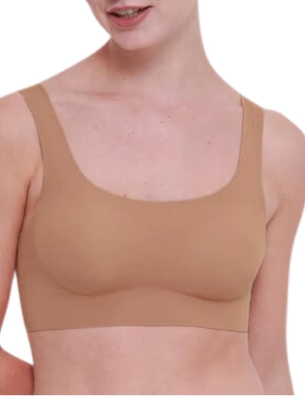 Sloggi ZERO Feel 2.0 Top. Seamless and soft stretch fabric. Full coverage neckline with wide straps and removable cup padding. Product is made of 76% GRS-certified recycled Polyamide and 24% Elastane and is machine washable.