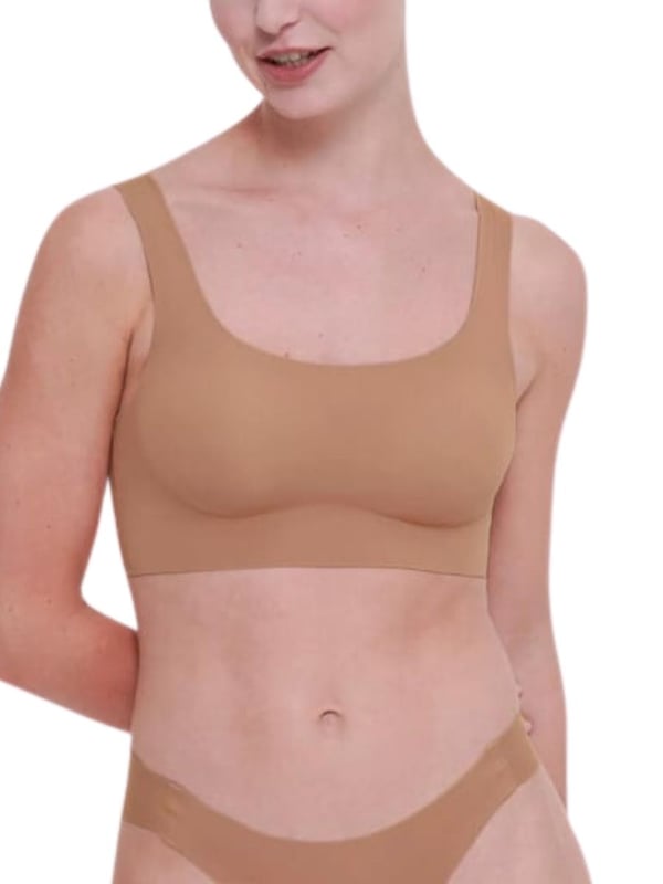 Sloggi ZERO Feel 2.0 Top. Seamless and soft stretch fabric. Full coverage neckline with wide straps and removable cup padding. Product is made of 76% GRS-certified recycled Polyamide and 24% Elastane and is machine washable.