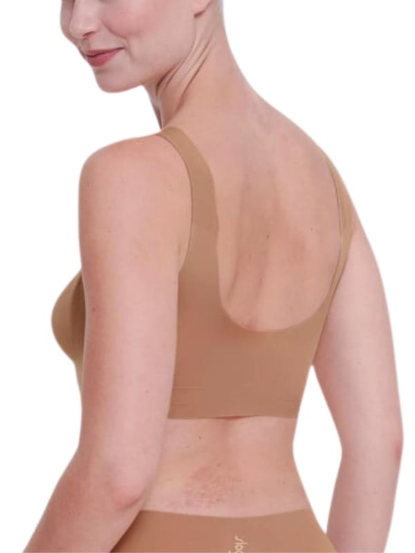 Sloggi ZERO Feel 2.0 Top. Seamless and soft stretch fabric. Full coverage neckline with wide straps and removable cup padding. Product is made of 76% GRS-certified recycled Polyamide and 24% Elastane and is machine washable.