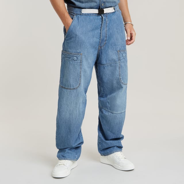 G-Star RAW Travail 3D Relaxed Jeans Integrated belt with buckle. Inset pockets- coin pocket. Reinforced patch pockets front and back- Velcro closure. Button closure. Low waist. Jean Travail 3D is designed in a relaxed, loose fit. Patched pockets are added to the front and back, offering a Velcro closure. Use the integrated belt to style it as you like it. 100% Cotton. 2x1 right hand twill. Lighter weight 8 oz denim. Straight