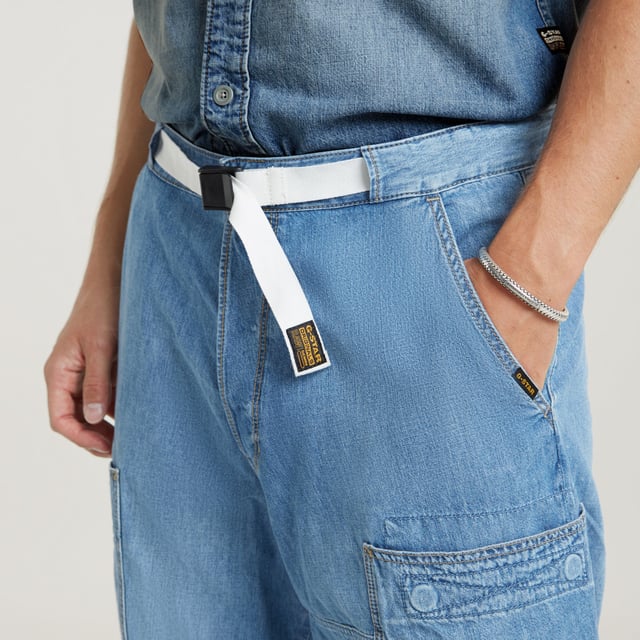 G-Star RAW Travail 3D Relaxed Jeans Integrated belt with buckle. Inset pockets- coin pocket. Reinforced patch pockets front and back- Velcro closure. Button closure. Low waist. Jean Travail 3D is designed in a relaxed, loose fit. Patched pockets are added to the front and back, offering a Velcro closure. Use the integrated belt to style it as you like it. 100% Cotton. 2x1 right hand twill. Lighter weight 8 oz denim. Straight