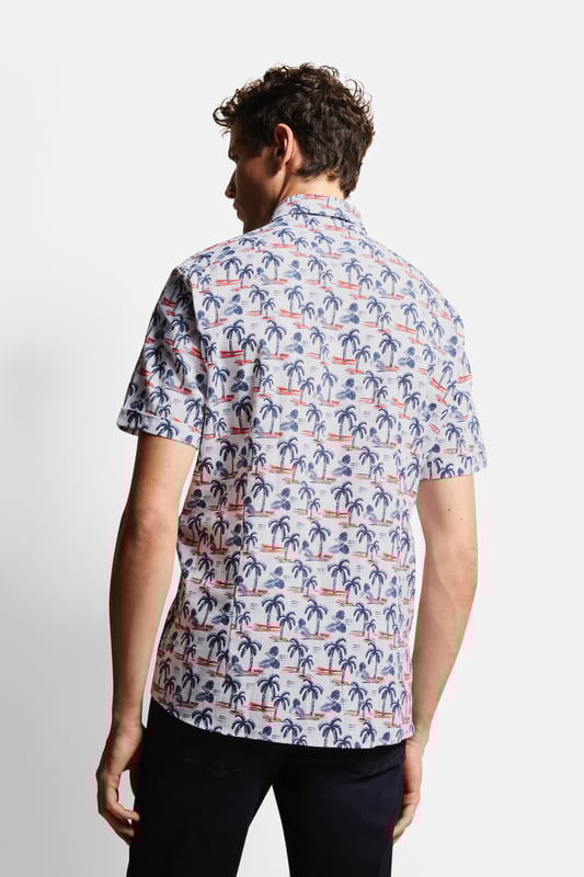Unser Hemd mit Allover-Palmen-Print bringt das entspannte Flair des Sommers in deinen Kleiderschrank. Die hochwertige Baumwolle mit Slub Yarn sorgt nicht nur für Tragekomfort, sondern verleiht dem Hemd eine einzigartige Textur. Der frische Palmen-Print verleiht dem Hemd einen lebendigen Touch, perfekt für warme Tage. Die Button-Down-Kragenform und der 1/2-Arm unterstreichen den lässigen Stil. Mit dieser Auswahl setzt du ein klares Statement für einen entspannten und modischen Sommerlook.