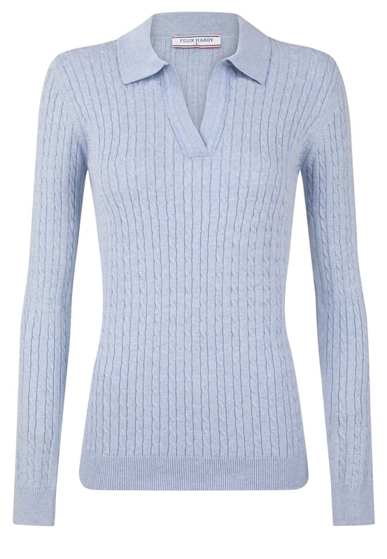 Der langärmelige Polopullover für Damen von Felix Hardy ist eine perfekte Mischung aus Komfort und Stil. Mit seinem raffinierten Strickmuster bietet dieser Pullover einen raffinierten Look, der sich sowohl für die Freizeit als auch für die elegante Garderobe eignet. Der klassische Polokragen verleiht ihm einen Hauch von Eleganz, während die langen Ärmel für Wärme an kühleren Tagen sorgen. Das hochwertige Material sorgt für ein weiches, atmungsaktives Gefühl auf der Haut und garantiert Langlebigkeit und Komfort. Dieser Pullover ist ein Muss für jede moderne Garderobe und eignet sich perfekt zum Überziehen oder als Einzelstück.
