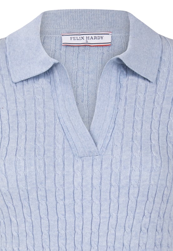Der langärmelige Polopullover für Damen von Felix Hardy ist eine perfekte Mischung aus Komfort und Stil. Mit seinem raffinierten Strickmuster bietet dieser Pullover einen raffinierten Look, der sich sowohl für die Freizeit als auch für die elegante Garderobe eignet. Der klassische Polokragen verleiht ihm einen Hauch von Eleganz, während die langen Ärmel für Wärme an kühleren Tagen sorgen. Das hochwertige Material sorgt für ein weiches, atmungsaktives Gefühl auf der Haut und garantiert Langlebigkeit und Komfort. Dieser Pullover ist ein Muss für jede moderne Garderobe und eignet sich perfekt zum Überziehen oder als Einzelstück.