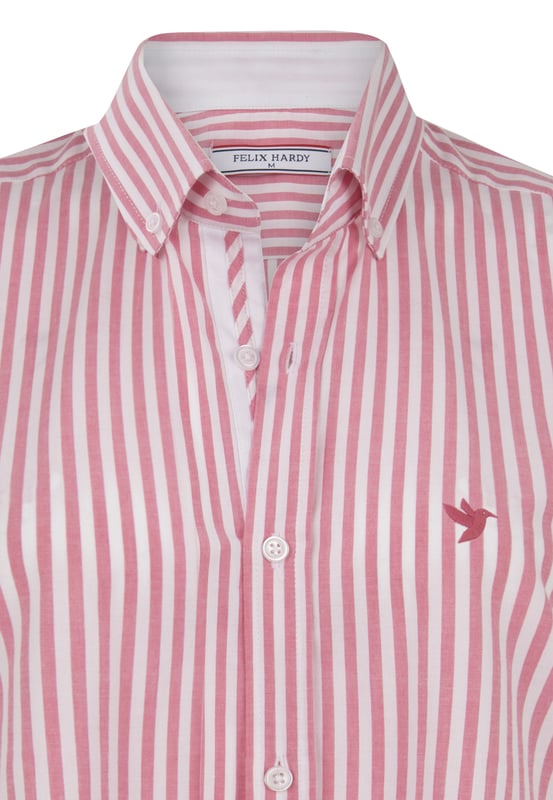 Das Felix Hardy Herren-Langarmhemd mit Streifen ist ein raffiniertes Must-have für jede Garderobe und kombiniert klassischen Stil mit moderner Schnittführung. Dieses Hemd aus hochwertigem, atmungsaktivem Stoff bietet ein angenehmes und weiches Tragegefühl und eignet sich daher ideal für den ganzen Tag. Das zeitlose Streifenmuster verleiht ihm einen Hauch von Eleganz und macht ihn perfekt für sowohl legere als auch formelle Anlässe. Mit seiner Knopfleiste vorne und dem knackigen Kragen behält das Hemd einen scharfen und strukturierten Look, während die langen Ärmel mit verstellbaren Manschetten für Vielseitigkeit sorgen. Ob zu einer Hose für formelle Anlässe oder zu Jeans für ein entspanntes und dennoch elegantes Outfit – dieses gestreifte Hemd ist ein vielseitiges Teil für jede Garderobe.