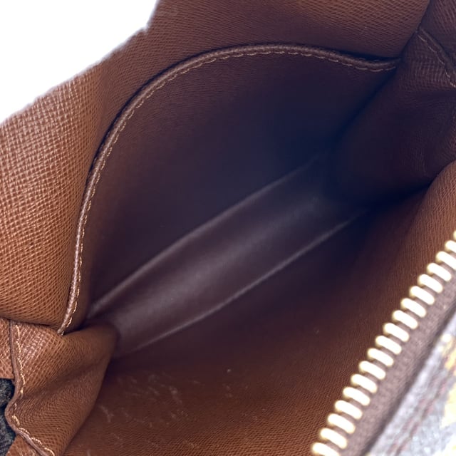 VINTAGE, RRP AS NEW
A true classic from the archives of Louis Vuitton, the Danube Messenger Bag blends compact utility with the timeless appeal of the house's iconic monogram canvas. This stylish piece is beloved by vintage collectors for its practical size, durable design, and unmistakable heritage look.  Trimmed in warm tan leather and accented with gold-tone hardware, the Danube features a convenient front slip pocket and an adjustable monogram canvas strap with a shoulder pad-designed for comfortable, on-the-go wear. The top zipper opens to a leather-lined interior with an open pocket, perfect for keeping essentials close and organized.  Inside, the embossed 'LOUIS VUITTON Paris - Made in France' mark and unique ity serial number attest to the bag's origins and craftsmanship. Compact yet functional, the Danube remains one of LV's most versatile vintage models-ideal for city explorers, seasoned travelers, or anyone seeking a piece of classic Vuitton charm with everyday practicality. Condition Rating: B - VERY GOOD CONDITIONCondition Details: Gently used. Some scratches and darkness of use on leather trim. Some darkness on the hardware. Light scratches on the internal lining. Please check the photos carefully and ask if you need to know more details or if you have any doubts.Measurements (cm):Depth: 3.8Height: 20.3Length: 15.2Other Details: Dustbag? NoKeys? NoBox? No Measurments:  width: 38 mm length: 152 mm height: 203 mm strap length: 0 mm handle drop: 0 mm