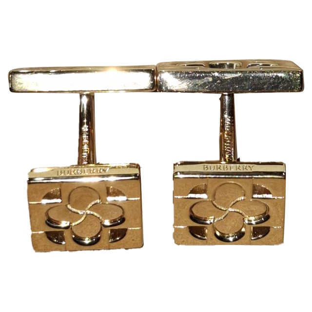 VINTAGE, RRP AS NEW
Add a touch of British charm to your formalwear with the Burberry Clover Leaf Cufflinks, crafted in gold-finished sterling silver for a refined yet distinctive look. The clover leaf design symbolizes luck and elegance, making them a thoughtful detail for special occasions or everyday sophistication. **Styling tip:** Wear them with a crisp French cuff shirt and a tailored blazer to elevate your ensemble with subtle luxury.

Burberry Clover Leaf Cufflinks in Gold Sterling Silver

Condition: Excellent
Signs of wear:  No sign of wear.
Packaging: None
Color: Gold
Material: Metal | 1sterling silver
Size: One Size | One Size
Measurements: 
SKU: NAPPUGBOT504391W