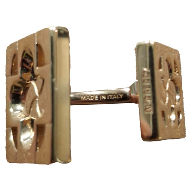 VINTAGE, RRP AS NEW
Add a touch of British charm to your formalwear with the Burberry Clover Leaf Cufflinks, crafted in gold-finished sterling silver for a refined yet distinctive look. The clover leaf design symbolizes luck and elegance, making them a thoughtful detail for special occasions or everyday sophistication. **Styling tip:** Wear them with a crisp French cuff shirt and a tailored blazer to elevate your ensemble with subtle luxury.

Burberry Clover Leaf Cufflinks in Gold Sterling Silver

Condition: Excellent
Signs of wear:  No sign of wear.
Packaging: None
Color: Gold
Material: Metal | 1sterling silver
Size: One Size | One Size
Measurements: 
SKU: NAPPUGBOT504391W