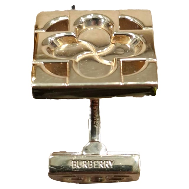 VINTAGE, RRP AS NEW
Add a touch of British charm to your formalwear with the Burberry Clover Leaf Cufflinks, crafted in gold-finished sterling silver for a refined yet distinctive look. The clover leaf design symbolizes luck and elegance, making them a thoughtful detail for special occasions or everyday sophistication. **Styling tip:** Wear them with a crisp French cuff shirt and a tailored blazer to elevate your ensemble with subtle luxury.

Burberry Clover Leaf Cufflinks in Gold Sterling Silver

Condition: Excellent
Signs of wear:  No sign of wear.
Packaging: None
Color: Gold
Material: Metal | 1sterling silver
Size: One Size | One Size
Measurements: 
SKU: NAPPUGBOT504391W