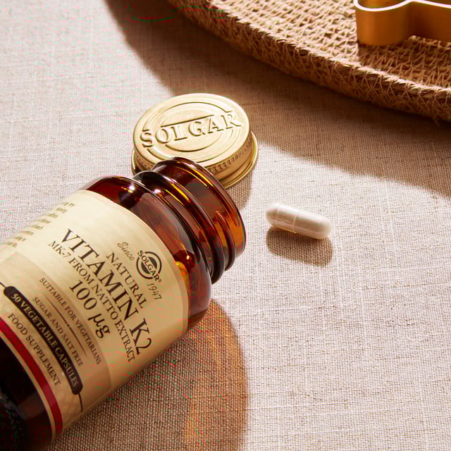 Discover the power of Solgar Natural Vitamin K2 (MK-7) 100 µg Vegetable Capsules, formulated to support bone health and calcium distribution. Each capsule contains Menaquinone-7, a bioavailable form of Vitamin K from natto, a Japanese superfood. Since 1947, Solgar has been committed to excellence, using natural ingredients and recyclable packaging. Free from artificial additives, gluten, and preservatives, these capsules are ideal for anyone looking to enhance their health naturally. Take one capsule daily to support your wellness.
