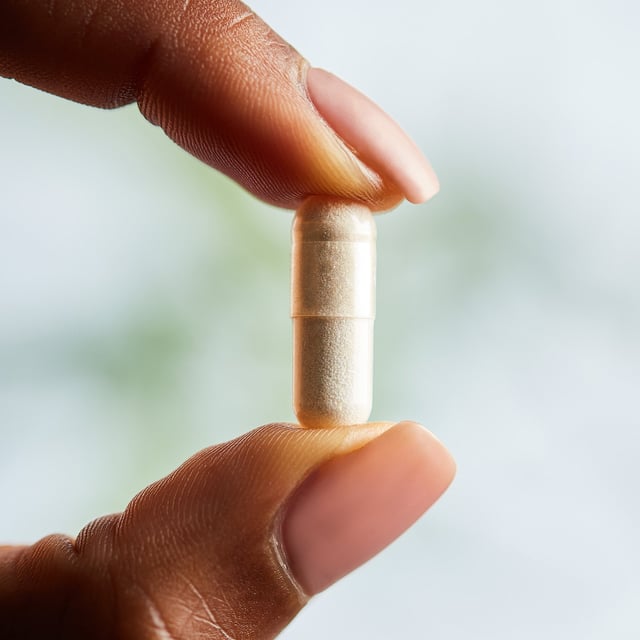 Discover the power of Solgar Natural Vitamin K2 (MK-7) 100 µg Vegetable Capsules, formulated to support bone health and calcium distribution. Each capsule contains Menaquinone-7, a bioavailable form of Vitamin K from natto, a Japanese superfood. Since 1947, Solgar has been committed to excellence, using natural ingredients and recyclable packaging. Free from artificial additives, gluten, and preservatives, these capsules are ideal for anyone looking to enhance their health naturally. Take one capsule daily to support your wellness.