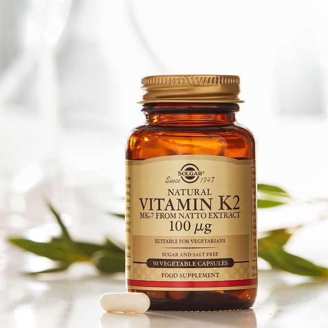Discover the power of Solgar Natural Vitamin K2 (MK-7) 100 µg Vegetable Capsules, formulated to support bone health and calcium distribution. Each capsule contains Menaquinone-7, a bioavailable form of Vitamin K from natto, a Japanese superfood. Since 1947, Solgar has been committed to excellence, using natural ingredients and recyclable packaging. Free from artificial additives, gluten, and preservatives, these capsules are ideal for anyone looking to enhance their health naturally. Take one capsule daily to support your wellness.