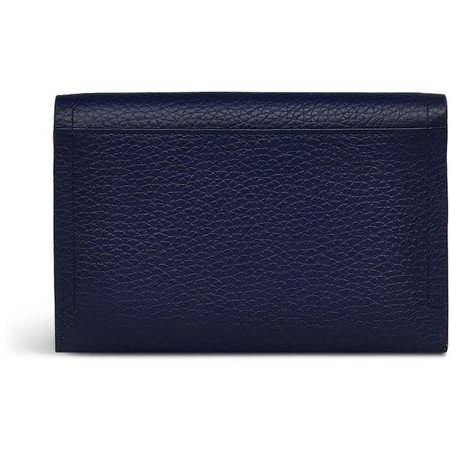 Bolso de mujer Radley Oak Street en azul, fabricado en cuero. Incluye: seis compartimentos para tarjetas, bolsillo con cremallera para monedas, secciones para billetes, cierre de tachuelas y dimensiones de h9 x w15 x d2.5cm.