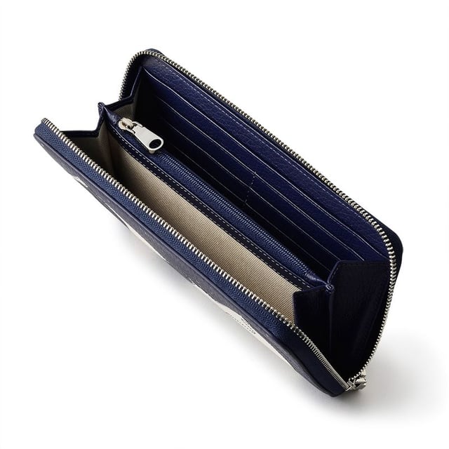Monedero Radley Mountain Wanderers para mujeres en azul, fabricado en cuero. Cuenta con: seis ranuras para tarjetas, bolsillo con cremallera para monedas, secciones para billetes, cierre completo con cremallera y dimensiones de h9 x w19 x d3 cm.