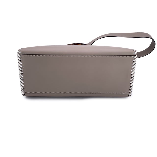 VINTAGE, RRP AS NEW
This beautiful item will come with a Certificate of ity provided by Entrupy. The certificate will be provided at no further cost  Sophisticated and striking, the FENDI Sunshine Medium Shopper Tote in Tortora taupe leather is a modern classic with a nod to vintage elegance. This iconic model blends clean Italian lines with statement-making Condition Rating: A - EXCELLENTCondition Details: Gently used. Minimal creases on leather along the borders. Please check the photos carefully and ask if you need to know more details or if you have any doubts.Measurements (cm):Depth: 15.2Height: 26.7Length: 35.6Other Details: Dustbag? NoKeys? NoBox? No Measurments:  width: 152 mm length: 356 mm height: 267 mm strap length: 0 mm handle drop: 0 mm