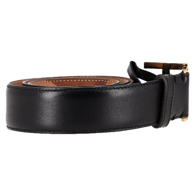 VINTAGE, RRP AS NEW
Elevate your wardrobe staples with the Burberry TB Buckle Belt, crafted in smooth black leather and finished with the iconic Thomas Burberry monogram in polished gold-tone hardware. This versatile accessory adds instant sophistication to any outfit, cinching the waist with timeless elegance. **Styling tip:** Use it to define the silhouette of a blazer or flowy dress for a structured, fashion-forward finish.

Burberry TB Buckle Belt in Black Leather

Condition: Excellent
Signs of wear:  No sign of wear.
Packaging: None
Color: Black
Material: Leather | leather
Size: One Size | One Size
Measurements: Width: 35; Length: 850
SKU: NAPPUGBAC504392W