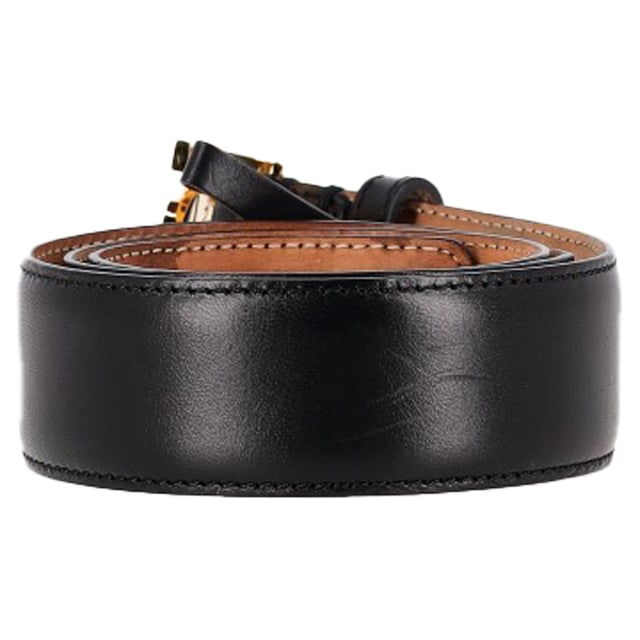 VINTAGE, RRP AS NEW
Elevate your wardrobe staples with the Burberry TB Buckle Belt, crafted in smooth black leather and finished with the iconic Thomas Burberry monogram in polished gold-tone hardware. This versatile accessory adds instant sophistication to any outfit, cinching the waist with timeless elegance. **Styling tip:** Use it to define the silhouette of a blazer or flowy dress for a structured, fashion-forward finish.

Burberry TB Buckle Belt in Black Leather

Condition: Excellent
Signs of wear:  No sign of wear.
Packaging: None
Color: Black
Material: Leather | leather
Size: One Size | One Size
Measurements: Width: 35; Length: 850
SKU: NAPPUGBAC504392W
