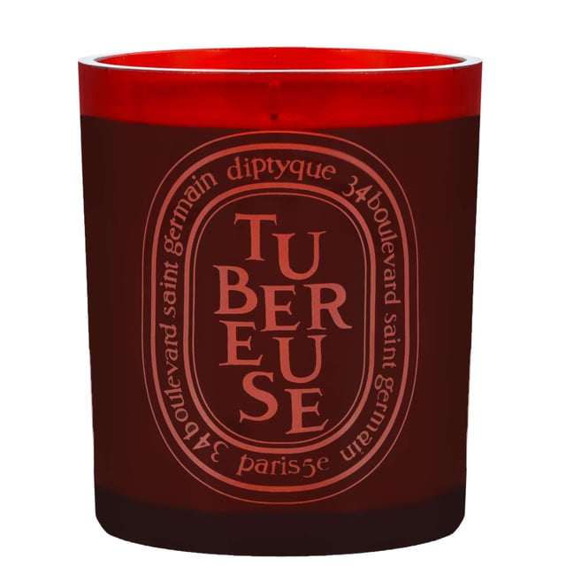 Experience the enchanting aroma of the Diptyque Tubéreuse Scented Candle, a 300g masterpiece that blends sensual tuberose with fresh green notes. This candle offers an intoxicating depth of floral fragrance, featuring milky freshness and soft white floral accents enriched with delicate fruity tones. Enjoy approximately 75 hours of burn time, and for optimal results, burn for 2-3 hours on the first use to ensure even melting. Regularly trim the wick to a length of 3-5mm for a clean and lasting burn.