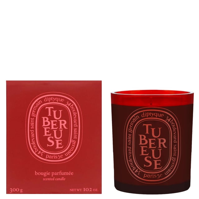 Experience the enchanting aroma of the Diptyque Tubéreuse Scented Candle, a 300g masterpiece that blends sensual tuberose with fresh green notes. This candle offers an intoxicating depth of floral fragrance, featuring milky freshness and soft white floral accents enriched with delicate fruity tones. Enjoy approximately 75 hours of burn time, and for optimal results, burn for 2-3 hours on the first use to ensure even melting. Regularly trim the wick to a length of 3-5mm for a clean and lasting burn.