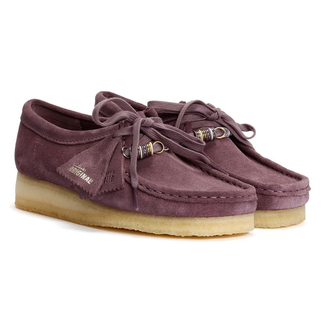 Der im Jahr 1964 eingeführte, von Mokassins inspirierte Wallabee mit seinen sauberen und einfachen Linien ist zu einem ikonischen Design von Clarks geworden. Hergestellt aus hochwertigem Wildleder, verfügt er über eine Schnürung und eine markante kontrastierende Kreppsohle.