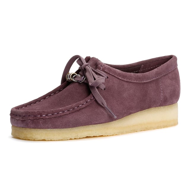 Der im Jahr 1964 eingeführte, von Mokassins inspirierte Wallabee mit seinen sauberen und einfachen Linien ist zu einem ikonischen Design von Clarks geworden. Hergestellt aus hochwertigem Wildleder, verfügt er über eine Schnürung und eine markante kontrastierende Kreppsohle.
