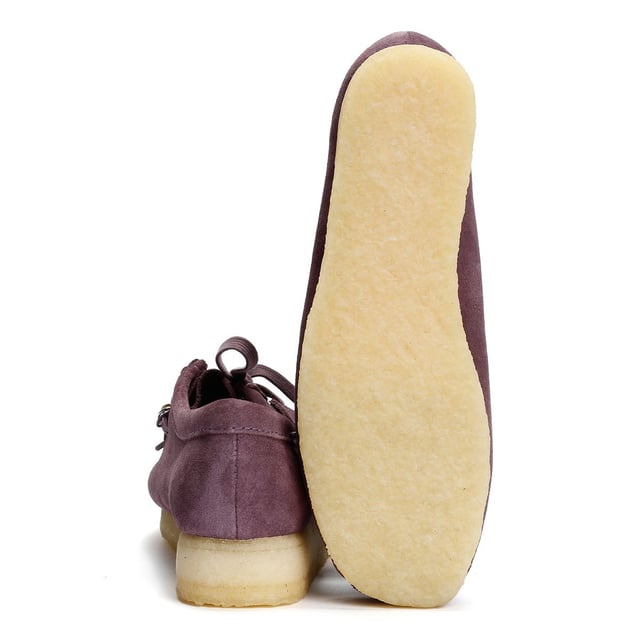 Der im Jahr 1964 eingeführte, von Mokassins inspirierte Wallabee mit seinen sauberen und einfachen Linien ist zu einem ikonischen Design von Clarks geworden. Hergestellt aus hochwertigem Wildleder, verfügt er über eine Schnürung und eine markante kontrastierende Kreppsohle.